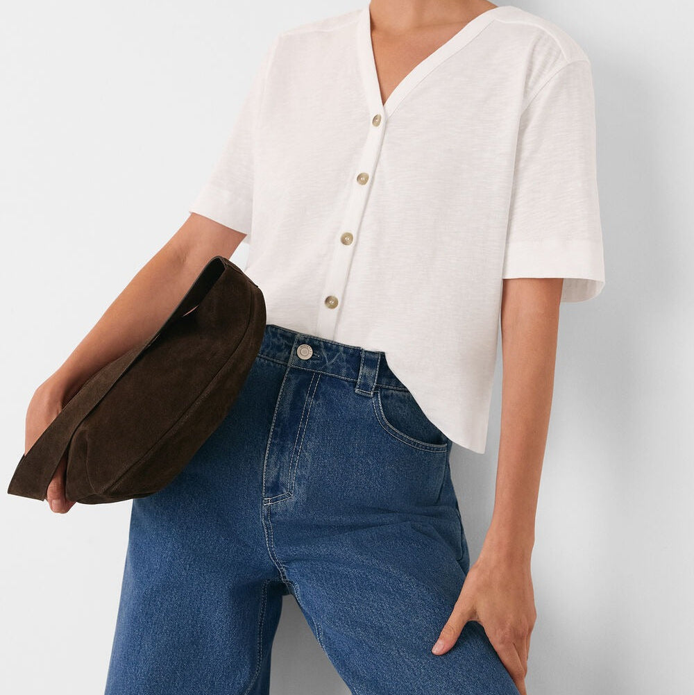 Wit T-shirt met knoopsluiting en halslijn
