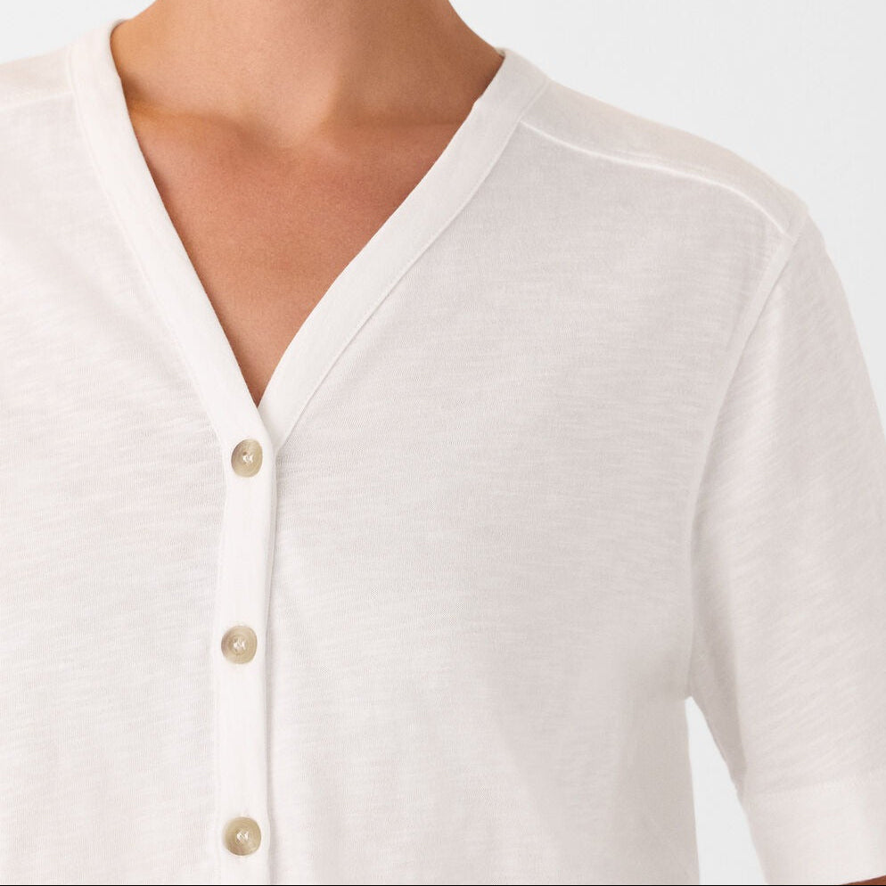 Wit T-shirt met knoopsluiting en halslijn