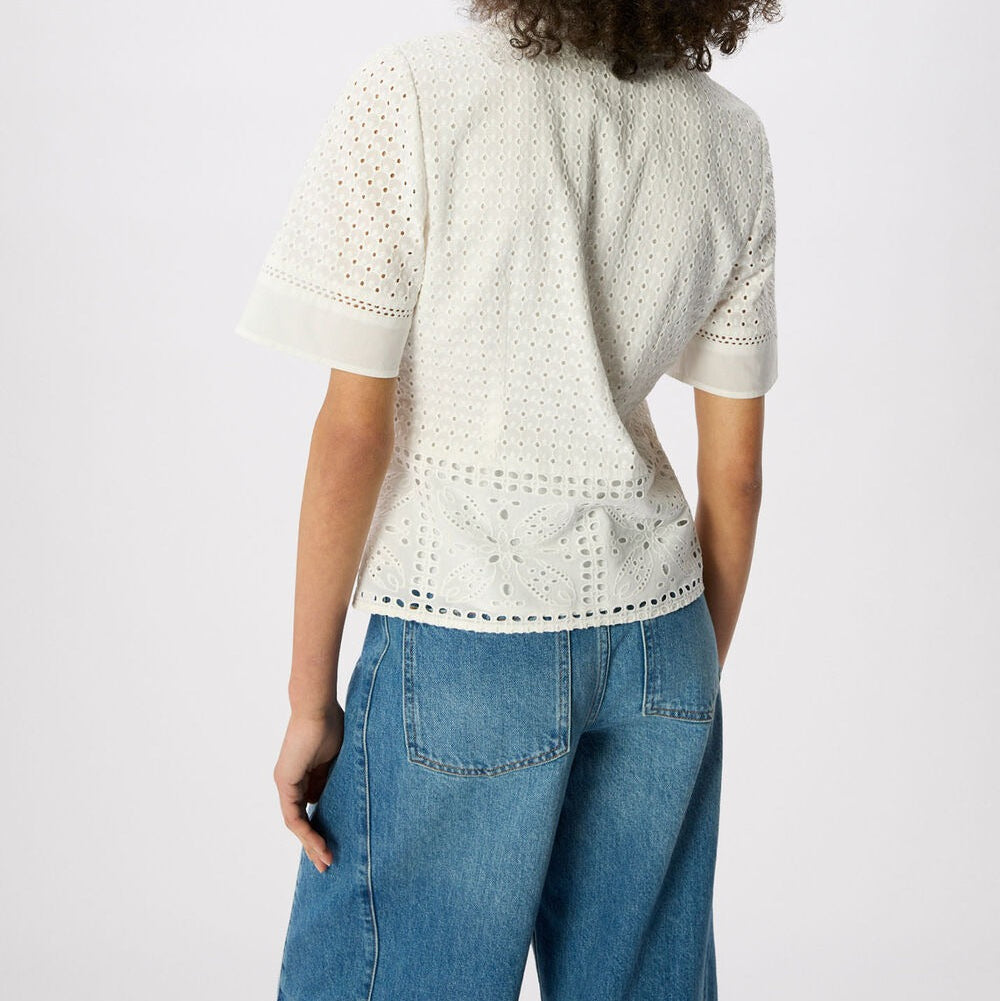 Witte blouse met opengewerkt patroon
